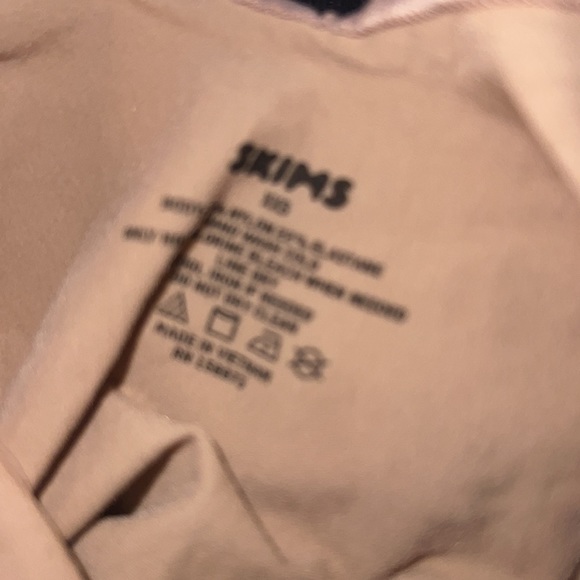 skims 
Shapewear Bodysuits
EVERYDAY SCULPT
MID THIGH BODYSUIT - Picture 6 of 8